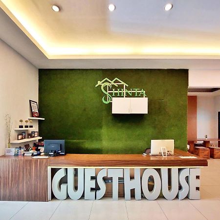 Shinta Guesthouse Malang Eksteriør billede
