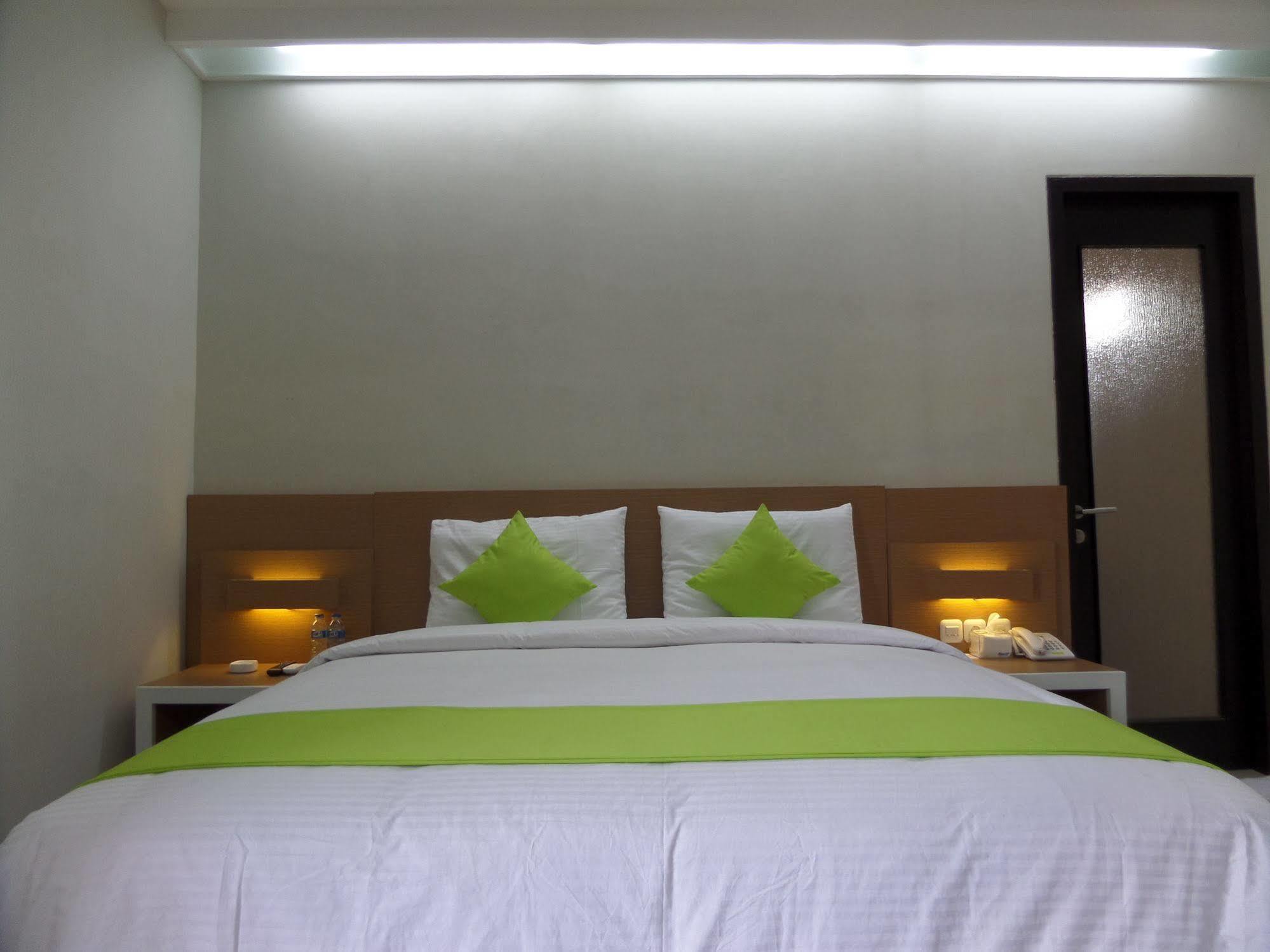 Shinta Guesthouse Malang Eksteriør billede