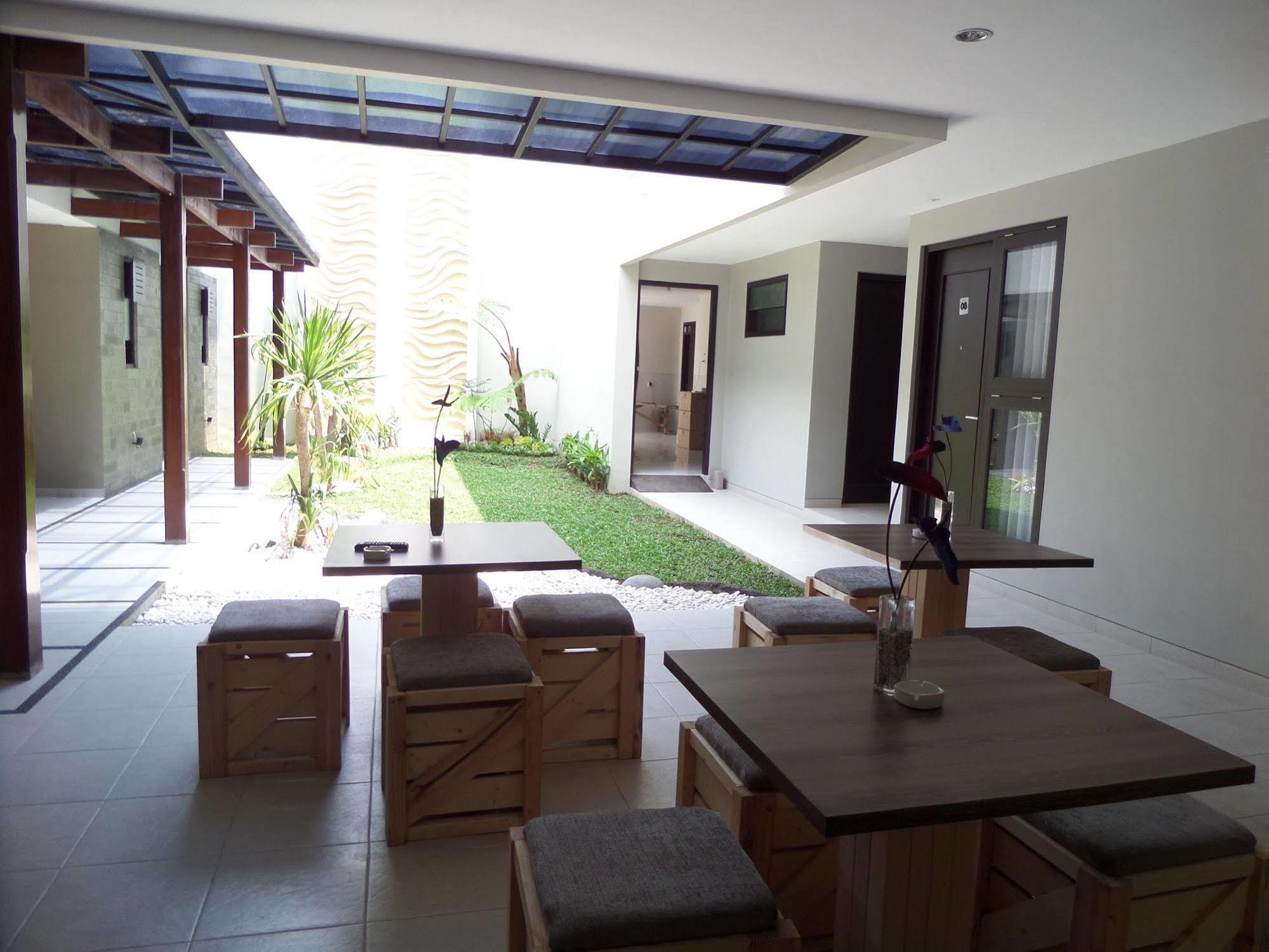 Shinta Guesthouse Malang Eksteriør billede