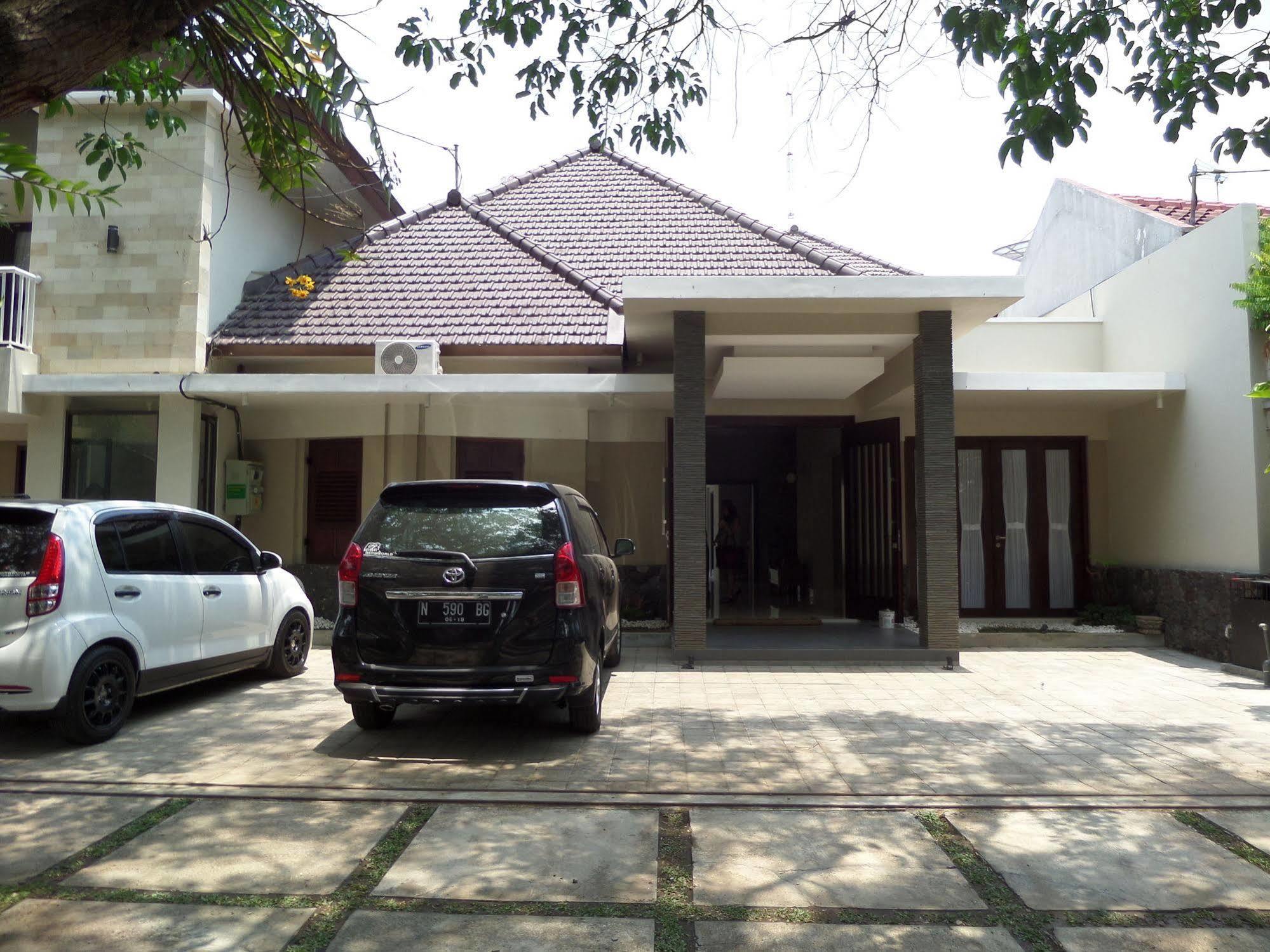 Shinta Guesthouse Malang Eksteriør billede